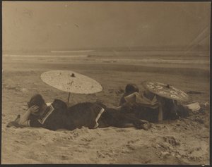 [Scène de plage avec parapluies en papier]