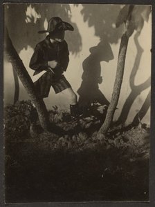 [Garçon habillé en pirate dans les arbres]