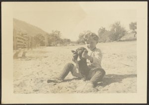 [Garçon et chien sur la plage]