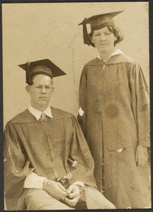 [Garçon et fille en bonnet et robe]