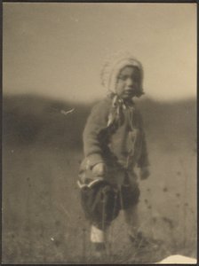 [Enfant portant un bonnet dans un champ]