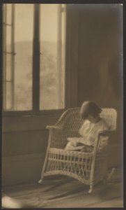 [Enfant sur une chaise]