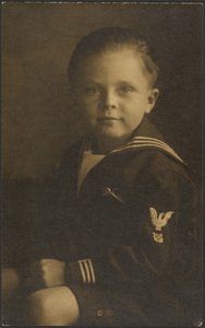 [Enfant en tenue de marin]