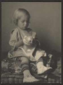 [Enfant avec pomme]