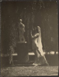 Danseuse dans un jardin