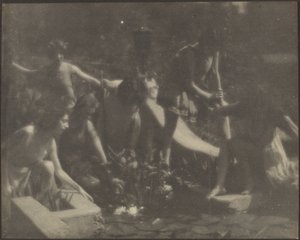 [Danseurs posés au bord d