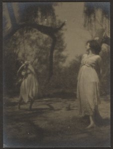 [Danseurs dans le jardin]