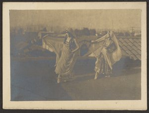 [Danseurs sur le toit]