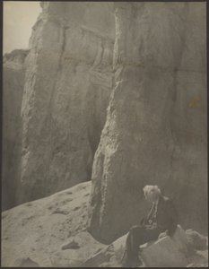 [Homme âgé dans un paysage rocheux]