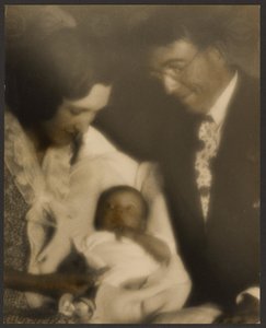 [Portrait de famille avec bébé emmailloté]