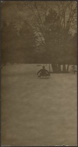 [Figure sur un traîneau dans la neige] - Louis Fleckenstein