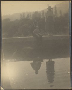 [Silhouettes se reflétant dans l