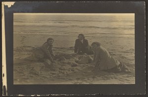 [Figures assises sur la plage] - Louis Fleckenstein