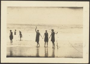 [Figures en maillot de bain à la plage]