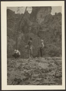 [Figures dans un paysage de montagne]