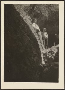 [Figures dans la lumière du soleil sur les rochers] - Louis Fleckenstein