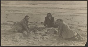 [Figures sur une plage]