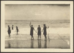 [Figures sur une plage tenant des algues]