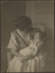 [Florence tenant son bébé dans un fauteuil à bascule] - Louis Fleckenstein