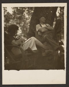 [Florence et son mari dans les bois]