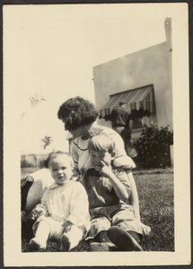 [Florence avec deux enfants sur la pelouse] - Louis Fleckenstein
