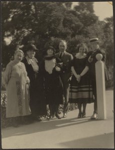 [Portrait de groupe dans un parc]