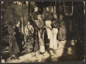 [Groupe debout derrière la maison]