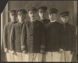 [Groupe de jeunes hommes en uniforme devant la tapisserie (Cadets )]