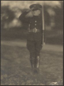 [Petit garçon en uniforme]