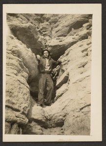 [Homme parmi les rochers]