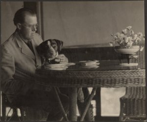 [Homme et chien assis à une table] - Louis Fleckenstein