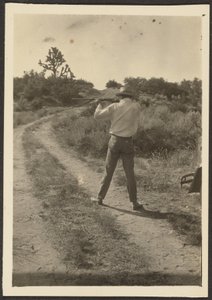 [Homme sur la piste avec une arme] - Louis Fleckenstein