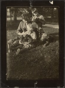 [Homme avec enfants et chiots dans la cour] - Louis Fleckenstein
