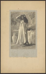 [Modèle en costume classique]