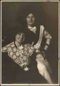 [Portrait de deux femmes en tenues ornées]