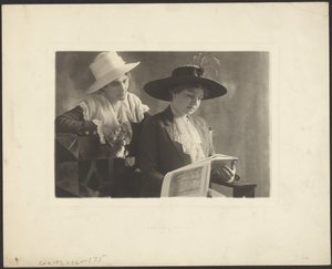 [Portrait de deux femmes avec un livre] - Louis Fleckenstein