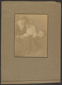 [Trois femmes roms assises ensemble] - Louis Fleckenstein