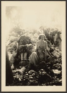 [Trois femmes sur les rochers]