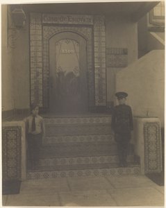 [Deux garçons devant le studio de Fleckenstein à Long Beach, CA]