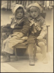 [Deux enfants partageant la même chaise] - Louis Fleckenstein