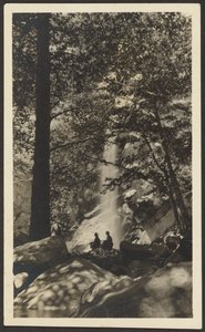 [Deux personnages près d