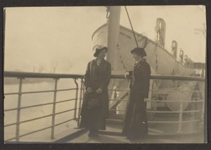 [Deux femmes sur un quai]