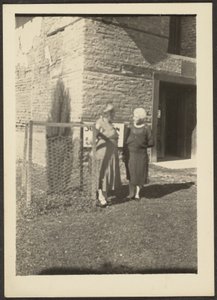 [Deux femmes devant le bâtiment]