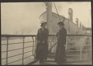 [Deux femmes sur un quai]