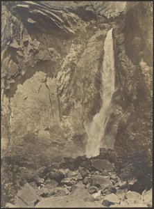 [Cascade dans le ravin rocheux]