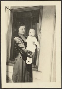 [Femme tenant un bébé souriant] - Louis Fleckenstein
