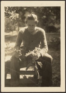 [Femme tenant des tournesols] - Louis Fleckenstein