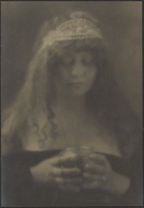[Femme tenant un vase] - Louis Fleckenstein
