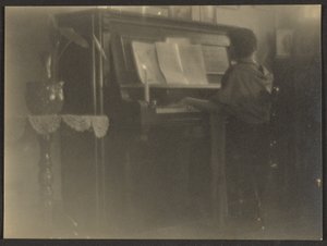 [Femme jouant du piano]