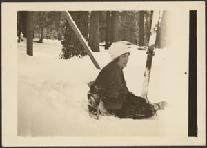 [Femme assise dans la neige] - Louis Fleckenstein
